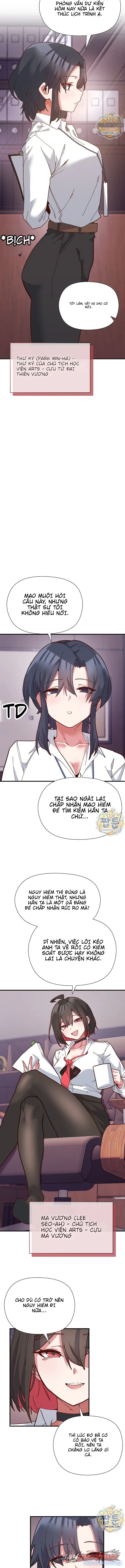 Thư ký dưới bàn làm việc của Anh hùng 