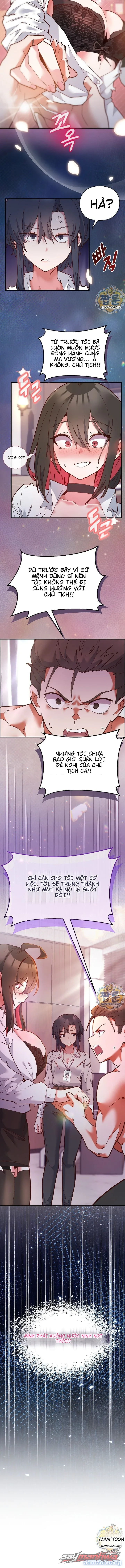 Thư ký dưới bàn làm việc của Anh hùng 
