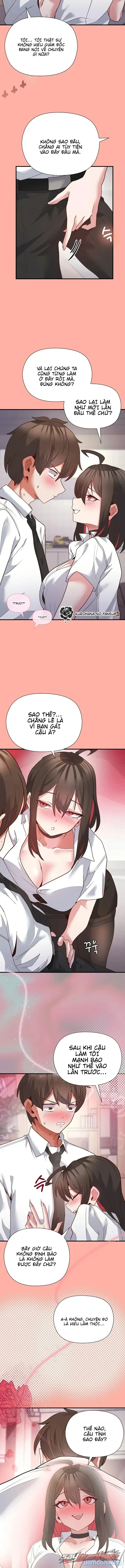 Thư ký dưới bàn làm việc của Anh hùng 