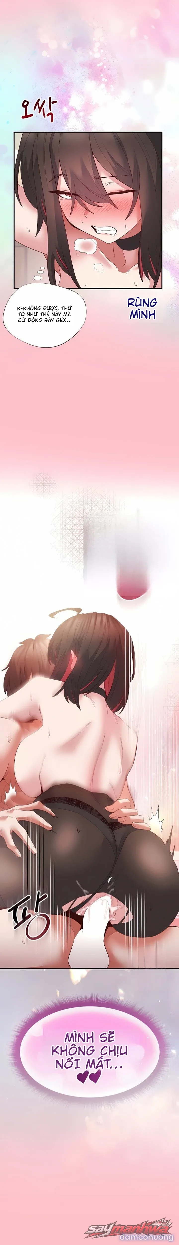 Thư ký dưới bàn làm việc của Anh hùng 