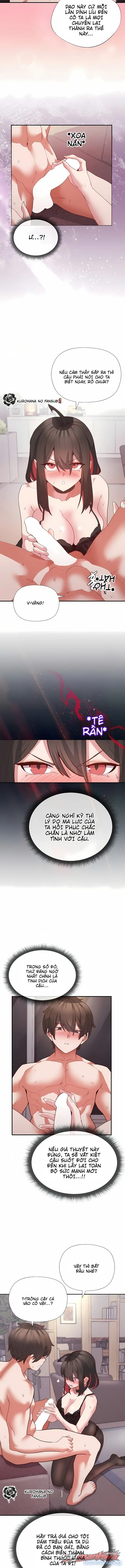Thư ký dưới bàn làm việc của Anh hùng 