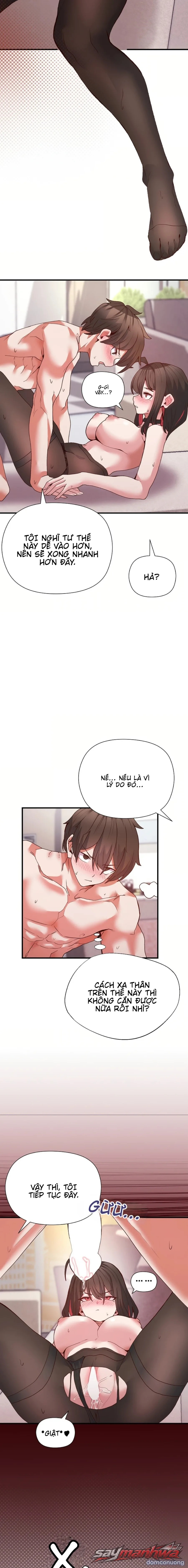 Thư ký dưới bàn làm việc của Anh hùng 