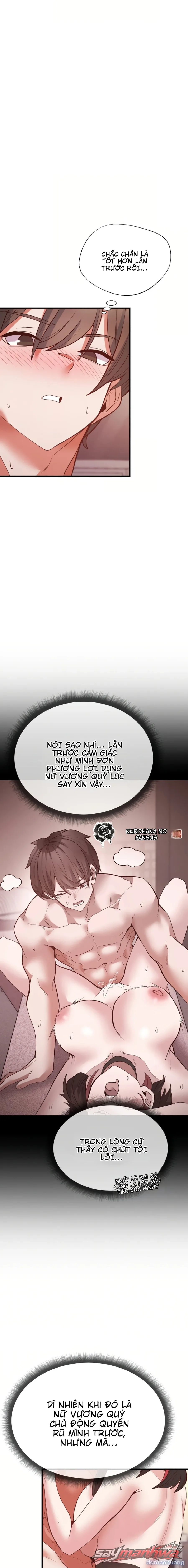 Thư ký dưới bàn làm việc của Anh hùng 