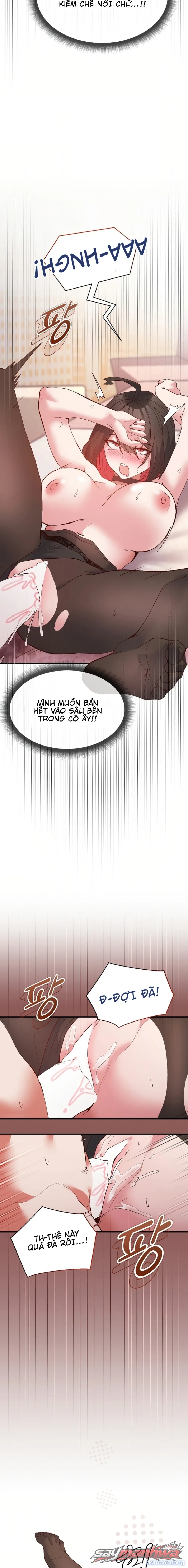 Thư ký dưới bàn làm việc của Anh hùng 