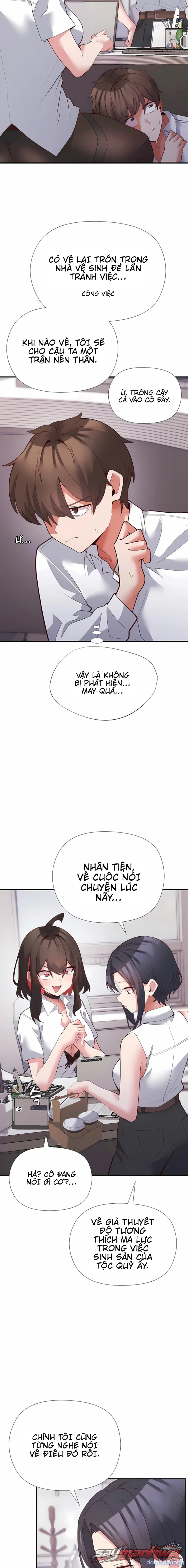 Thư ký dưới bàn làm việc của Anh hùng 