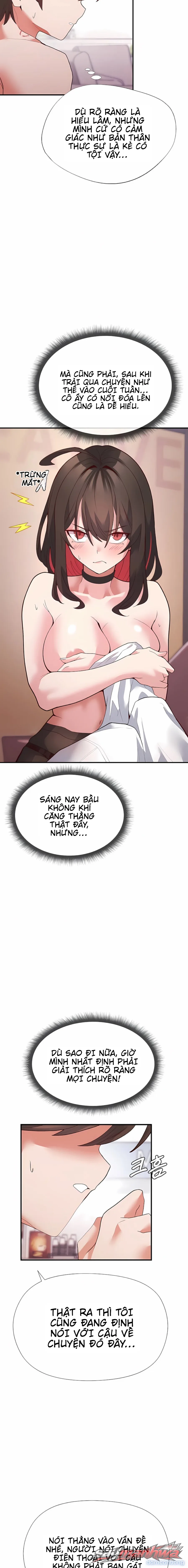 Thư ký dưới bàn làm việc của Anh hùng 