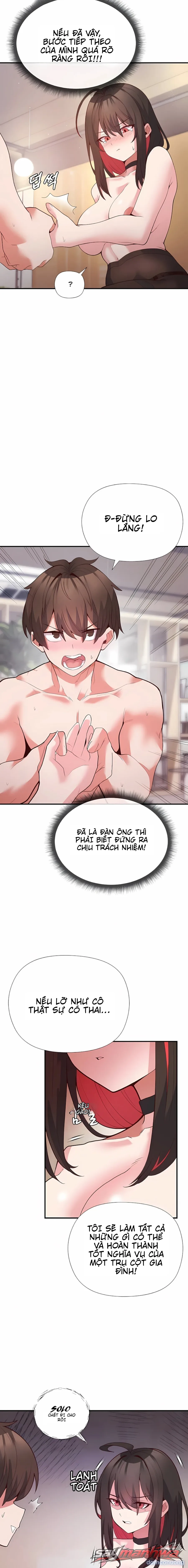Thư ký dưới bàn làm việc của Anh hùng 