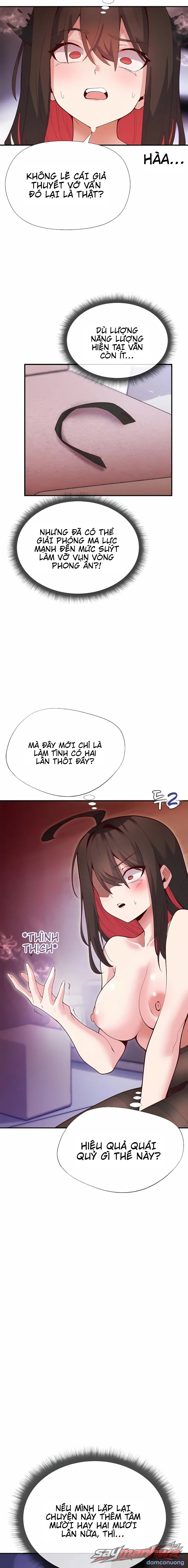Thư ký dưới bàn làm việc của Anh hùng 