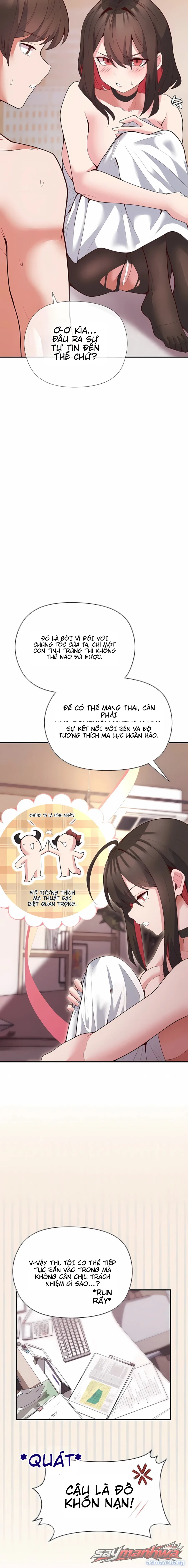 Thư ký dưới bàn làm việc của Anh hùng 