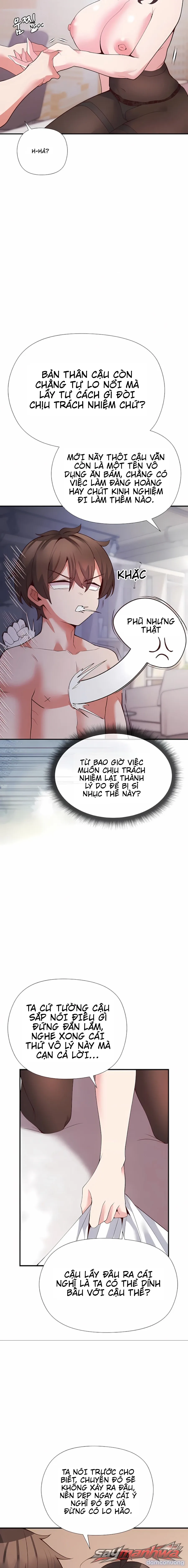 Thư ký dưới bàn làm việc của Anh hùng 