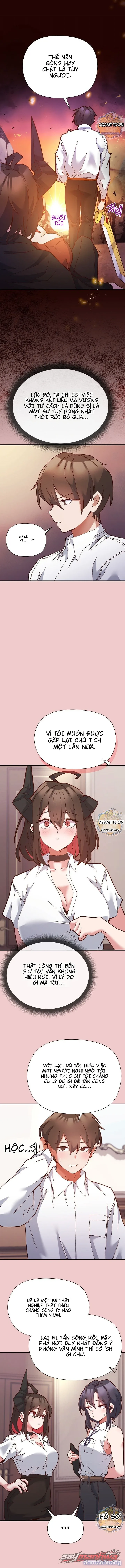 Thư ký dưới bàn làm việc của Anh hùng 