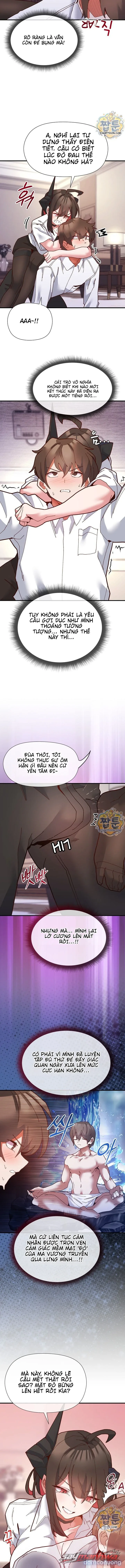 Thư ký dưới bàn làm việc của Anh hùng 