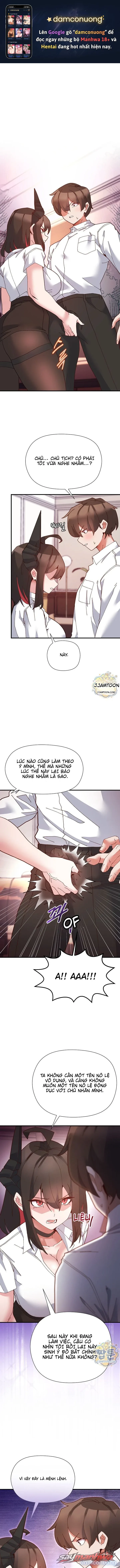 Thư ký dưới bàn làm việc của Anh hùng 