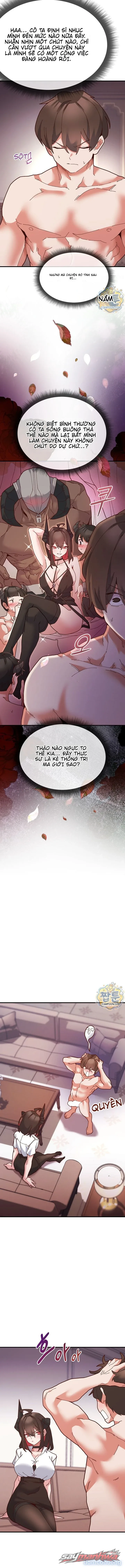 Thư ký dưới bàn làm việc của Anh hùng 