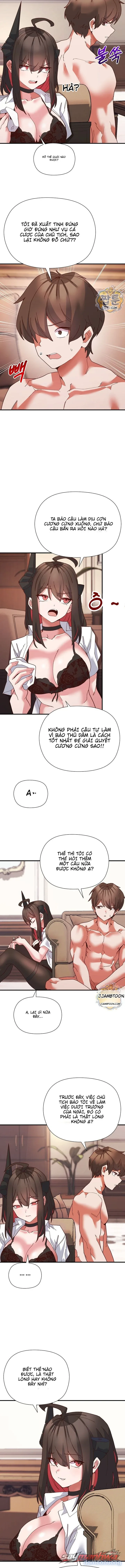 Thư ký dưới bàn làm việc của Anh hùng 