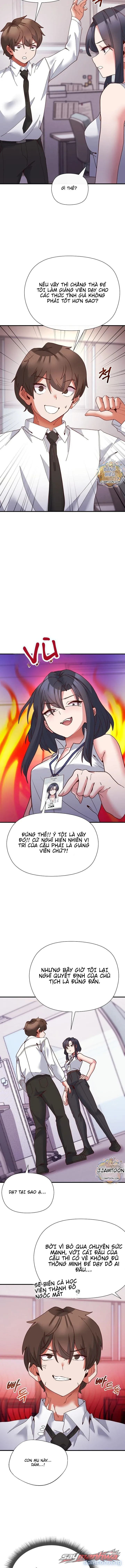 Thư ký dưới bàn làm việc của Anh hùng 