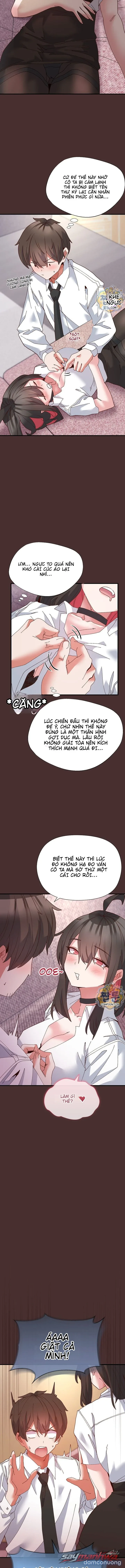 Thư ký dưới bàn làm việc của Anh hùng 