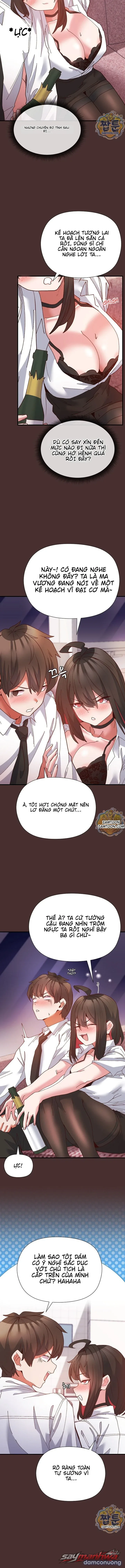 Thư ký dưới bàn làm việc của Anh hùng 