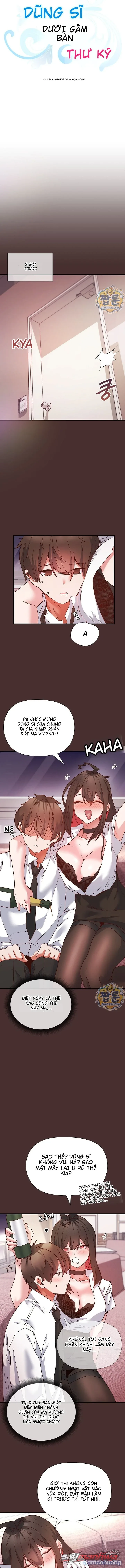 Thư ký dưới bàn làm việc của Anh hùng 