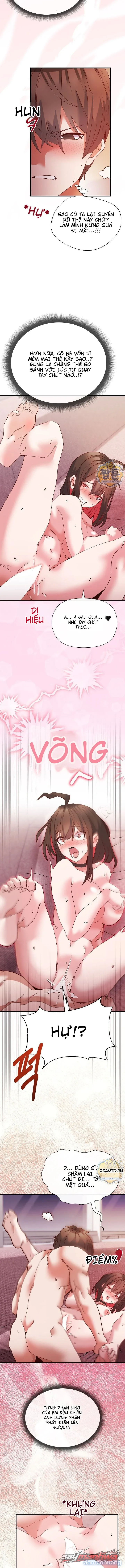 Thư ký dưới bàn làm việc của Anh hùng 