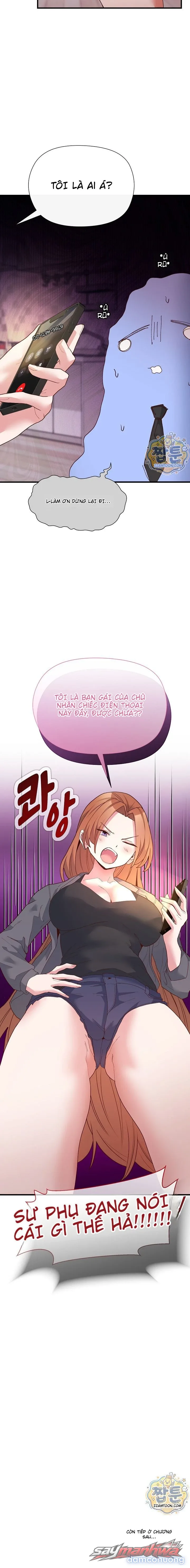 Thư ký dưới bàn làm việc của Anh hùng 
