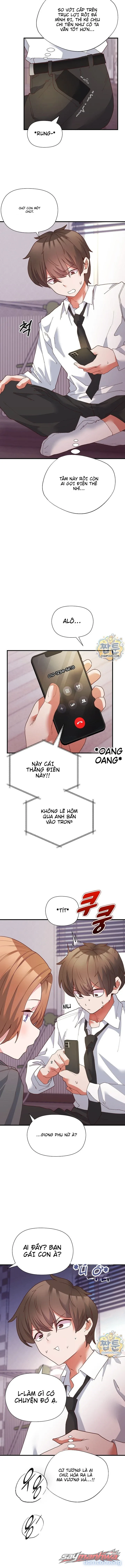 Thư ký dưới bàn làm việc của Anh hùng 