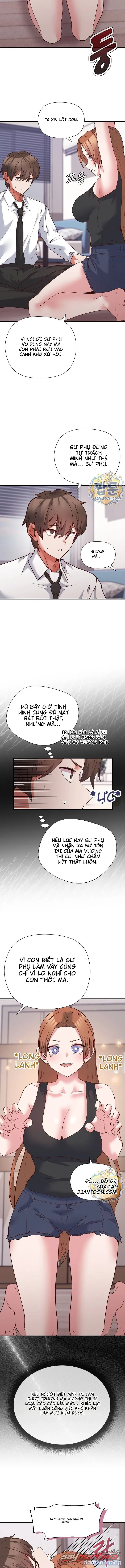 Thư ký dưới bàn làm việc của Anh hùng 