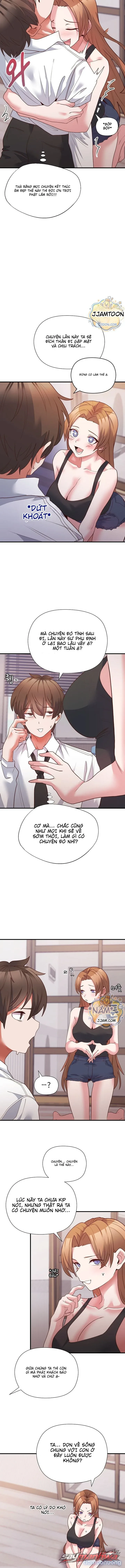 Thư ký dưới bàn làm việc của Anh hùng 